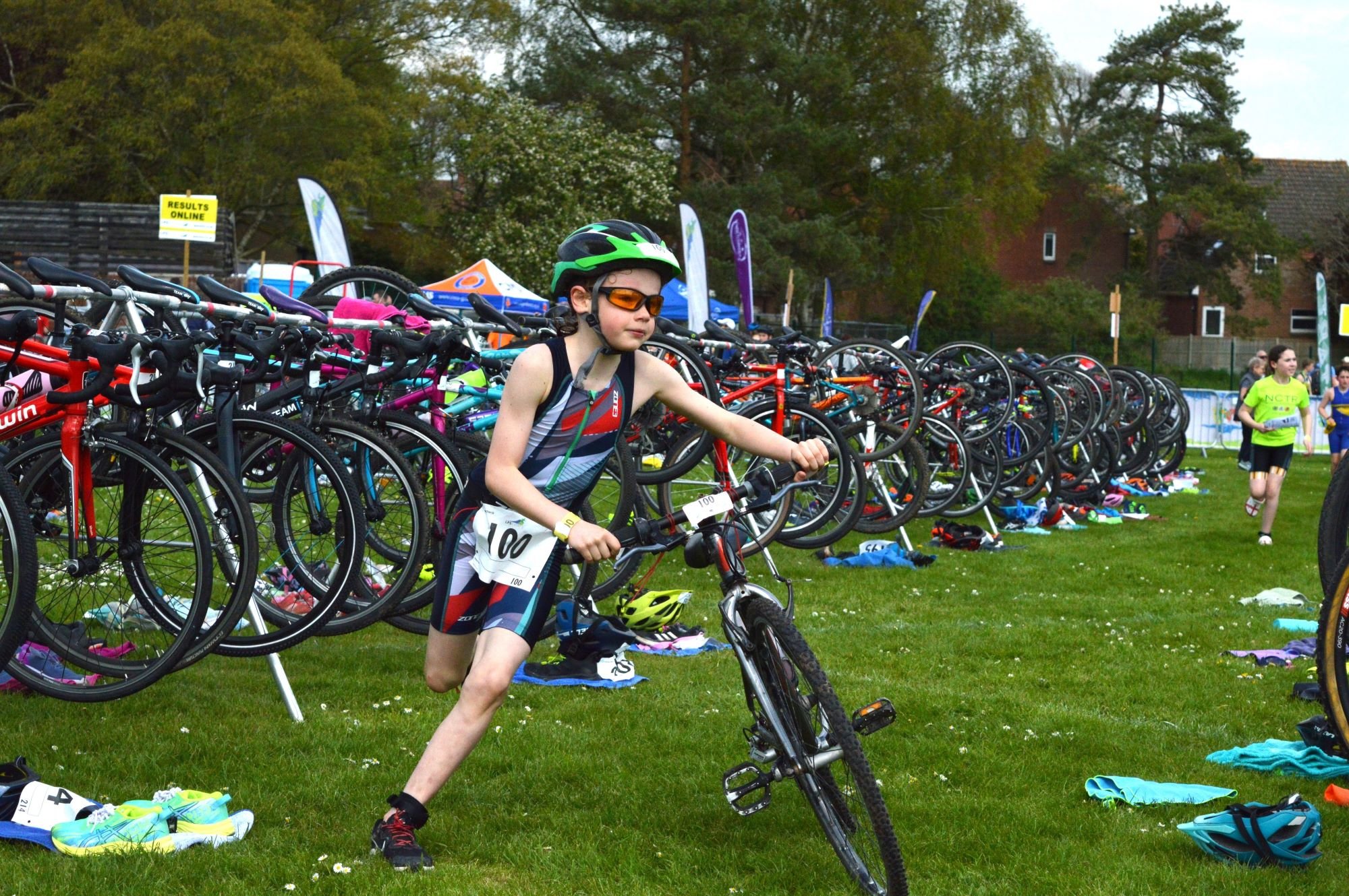 Oldbury White Horse Children's Triathlon Logo