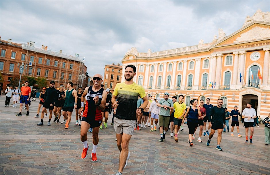 Supertri Strides Toulouse 1 - Présenté par Athletic Brewing x KM Dehors Logo