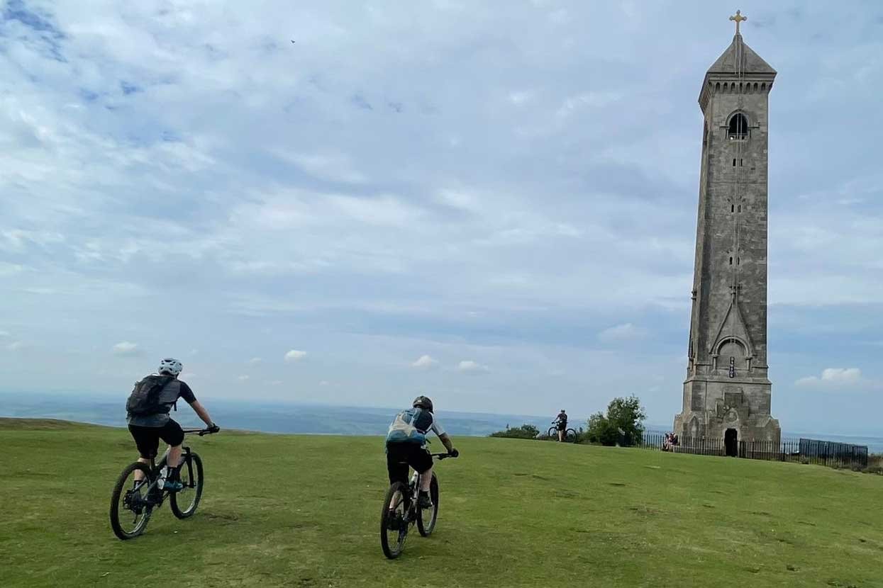 The Cotswolds 200/100 Logo